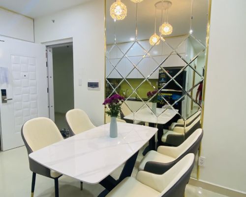 Kính ốp tường trang trí cạnh bàn ăn
